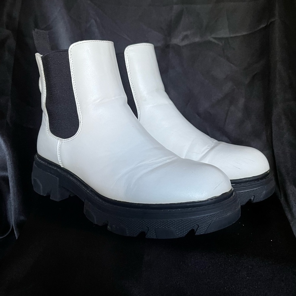 CLOVER~CUSHIONAIRE~WHITE/BLACK~ANKLE BOOTS~8.5 - Picture 2 of 13
